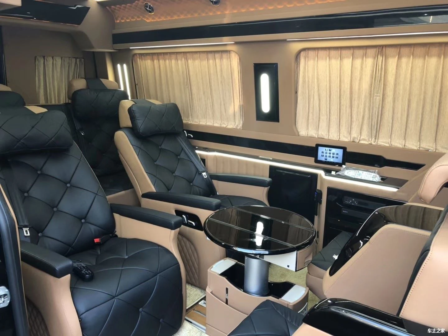 Mercedes-Benz Sprinter 실내 개조 케이스가 새롭게 출시되어 실내와 외관이 고급스럽습니다