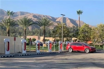 Tesla는 바쁜 시간 동안 추가 요금을 부과하는 새로운 방법을 고안했습니다.