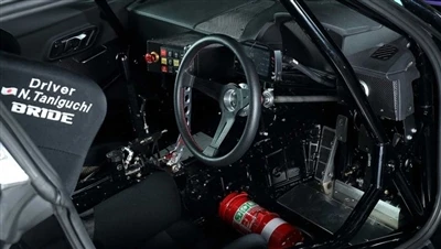 2JZ 엔진을 장착한 HKS 수정 Toyota GR Supra 드리프트 카.