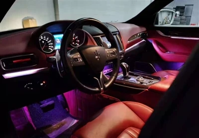 Maserati Levante는 64-컬러 앰비언트 라이트를 새롭게 단장하여 인테리어 가치를 더욱 높여줍니다.