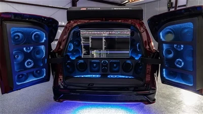 개조된 Toyota Sienna가 모바일 서브우퍼로 변신합니다.
